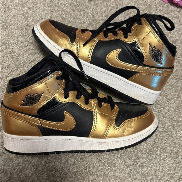 Nike Air Jordan 1 Mid SE Metallic Gold Black sneakers  SIZE 5 youth! SMOKE FREE - Picture 3 of 5